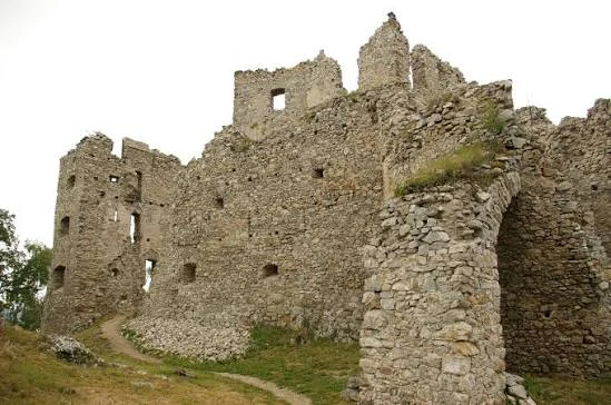 Hrad Hrušov – zrúcanina s výhľadom